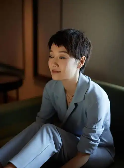 对比一下,感觉当下马伊琍的短发就之前那二分之一的长发,和我们平时