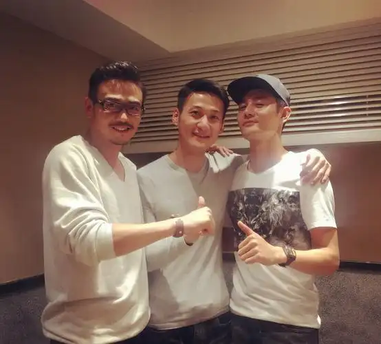 可爱的王凯认真搞笑的王凯与助理导演的合影与宠物小猫的合影王凯自拍