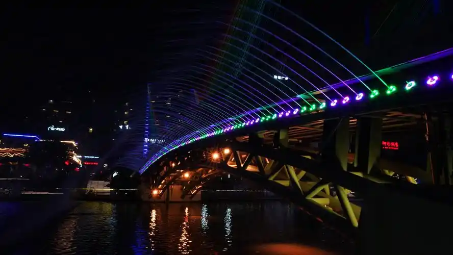 圣诞将至,宁波这个广场上演了一场灯光秀,光影那么美却没人看