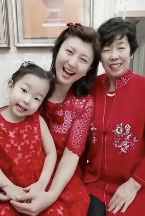 闫学晶带儿女外出聚餐5岁幼女单眼皮不像妈儿子已成家很帅气