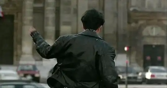 《纵横四海》里,张国荣眉眼含笑,转身离开,只挥一挥手,留下一个帅气的