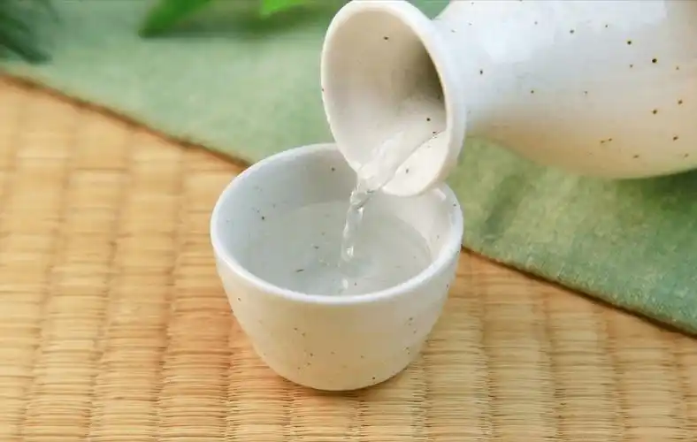 酱香型白酒的陈年好酒,酒体颜色呈淡黄色,酒体粘稠,轻轻摇晃酒杯,酒液