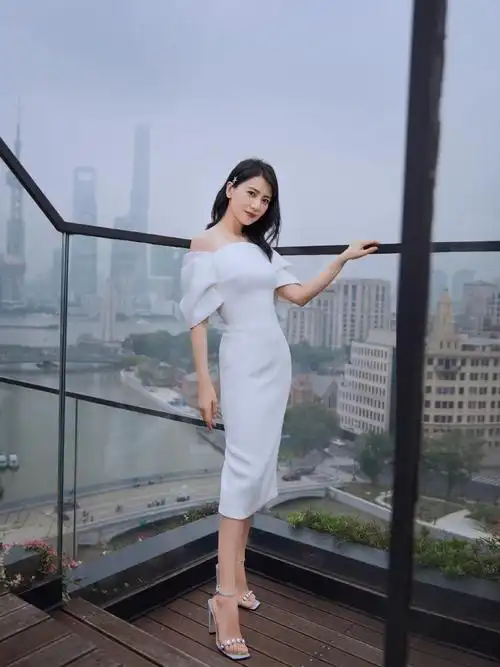 高圆圆生图美炸了卷发配白色连衣裙气质优雅不愧是虎扑女神