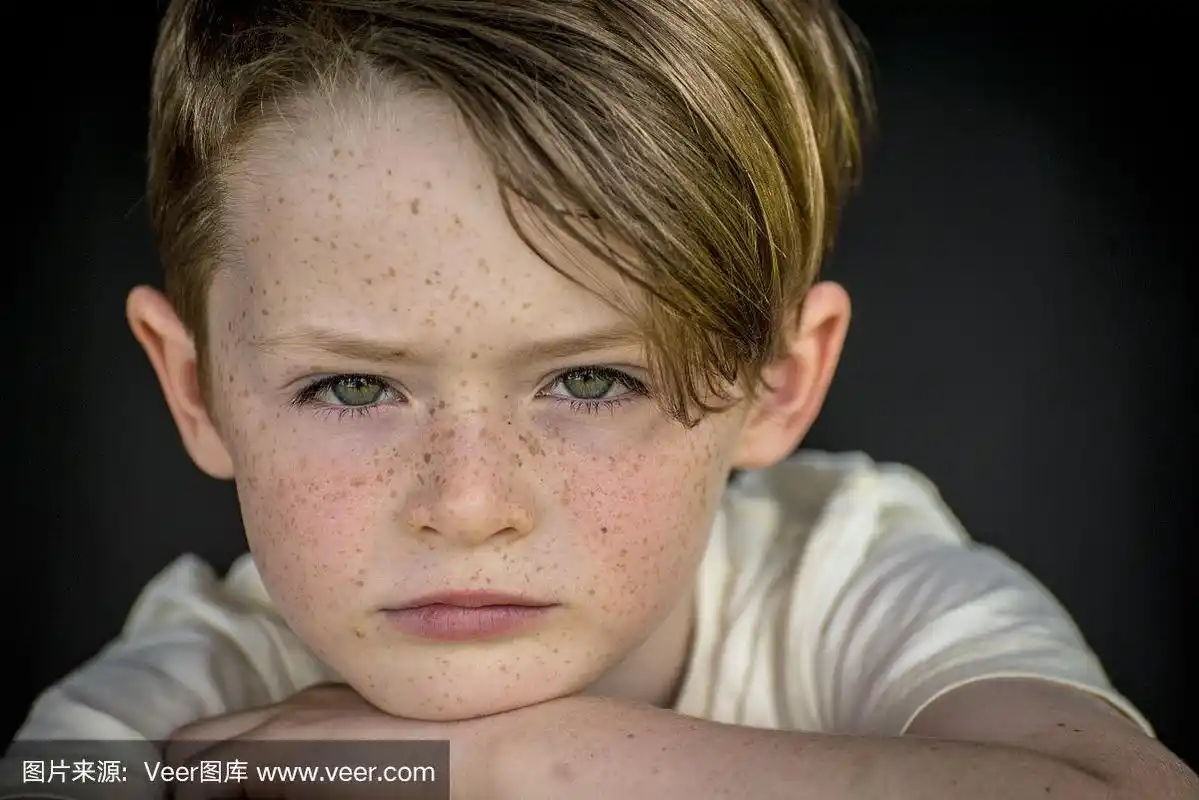 小雀斑男孩对着镜头的特写.