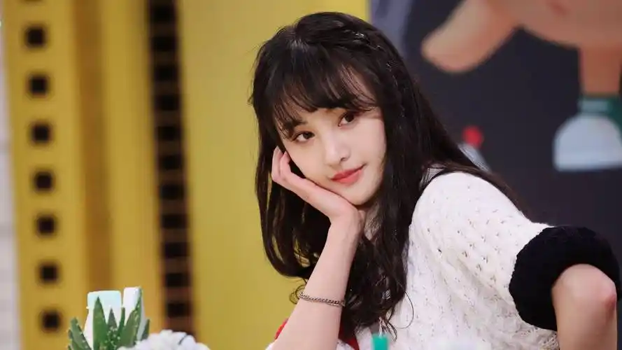 原创郑爽为孩子庆生画面曝光吃快餐蛋糕被指寒酸郑爽素颜憔悴不少