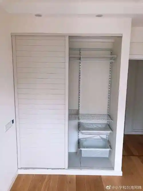 94在衣柜的位置砌上一堵实墙,底部垫高两公分贴瓷砖,墙面正常涂乳胶