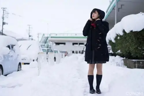 日本妹子在冬天也会穿短裙,光腿站在雪地里,并不是她们不怕冷,而是