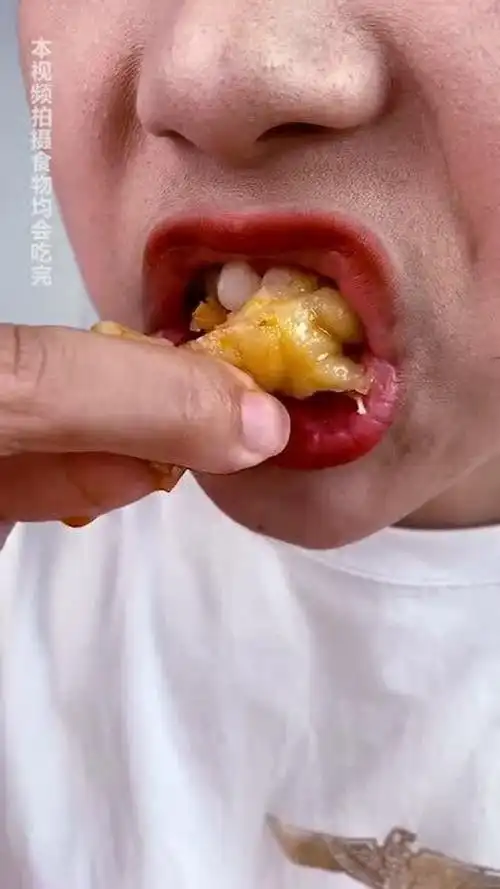 老奶奶啃过的无骨鸡爪,吃起来太过瘾了,美女连汁都不放过!