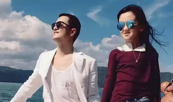 原创李亚鹏老婆晒全家福回应李亚鹏四千万欠债与后妈相处像姐妹