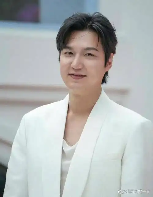 近日,韩国演员李敏镐的最新活动生图曝光,一身白色西装,然而令人意外