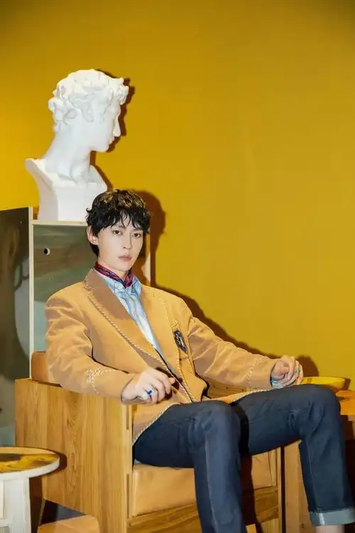 唐晓天出席品牌活动慵懒卷发尽显复古摩登