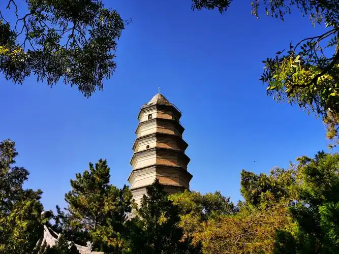 陕西延安秋染宝塔山美景如画卷2021年10月21日深秋时节位于陕西省延安