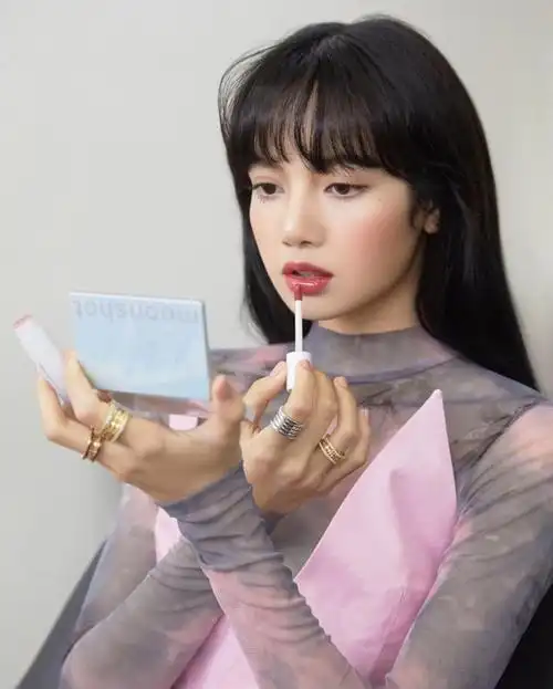 人间芭比!lisa长发绝美组图,既能性感也能可爱_腾讯新闻