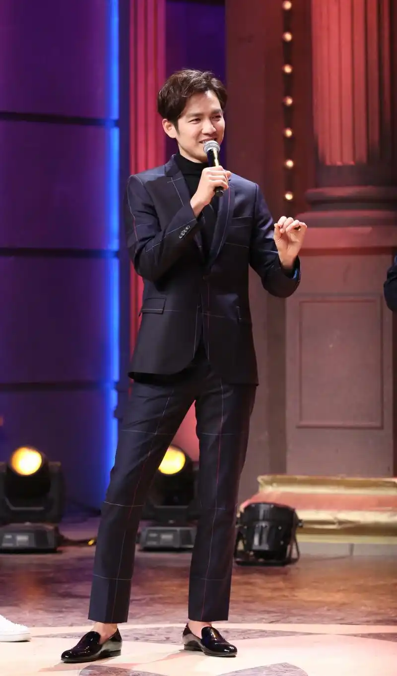 穿风衣,西装,休闲装,白衬衫的钟汉良,哪一种更好看呢?