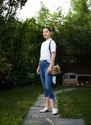 40岁女人摆脱高跟鞋一样优雅学梅婷这样穿简约大气显年轻