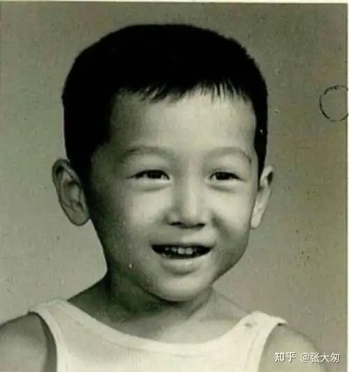 父亲陈永贤是一名军人,在潜艇部队搞机电;母亲从事政工和管理工作.