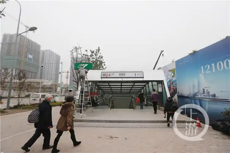 重庆曹家湾地铁站逆袭引外国网民热议记者现场打探附近高楼林立