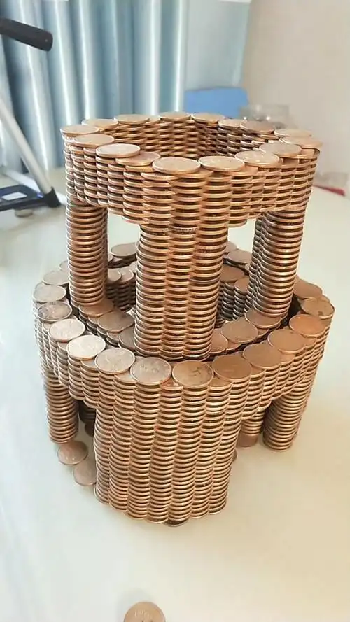 用五角硬币堆叠的宝贝
