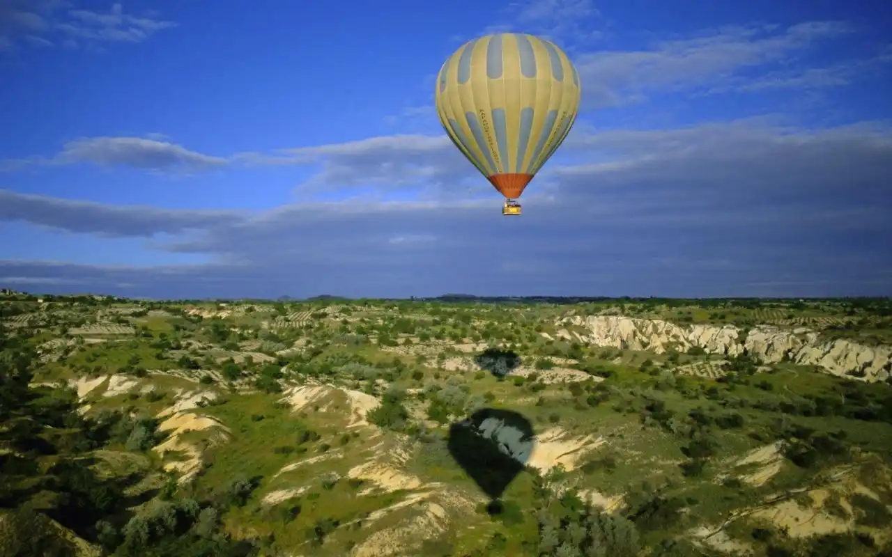 天空中唯美的氢气球高清图片桌面壁纸