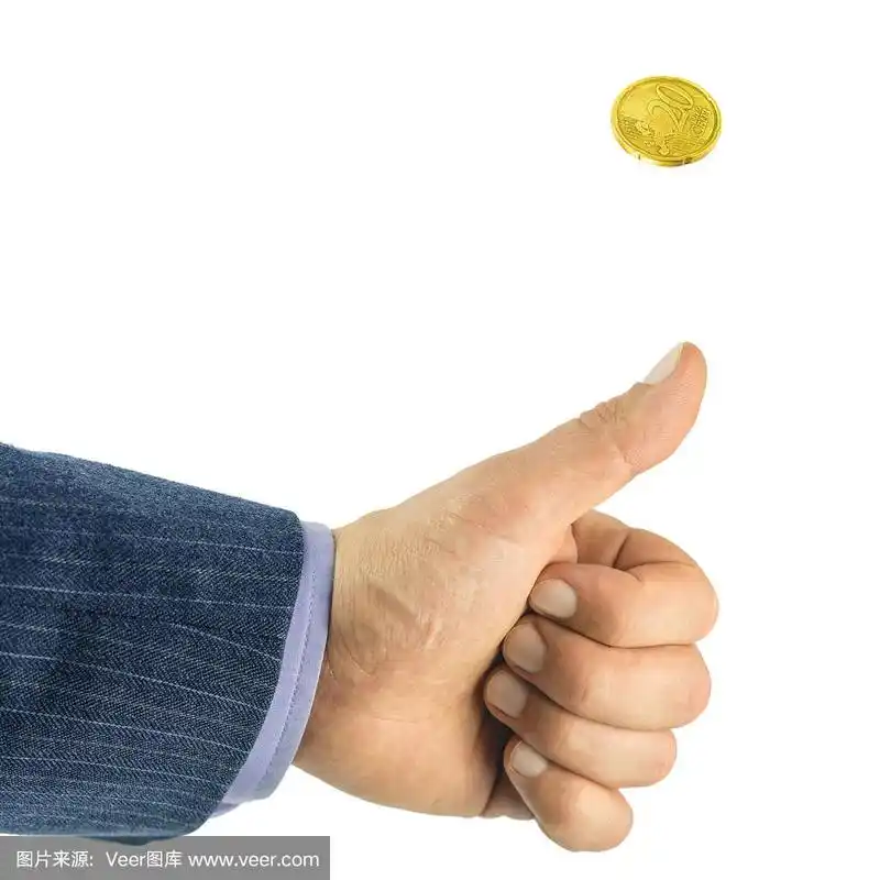 男子手抛硬币,金欧元分,正面或反面游戏,孤立在白色背景.