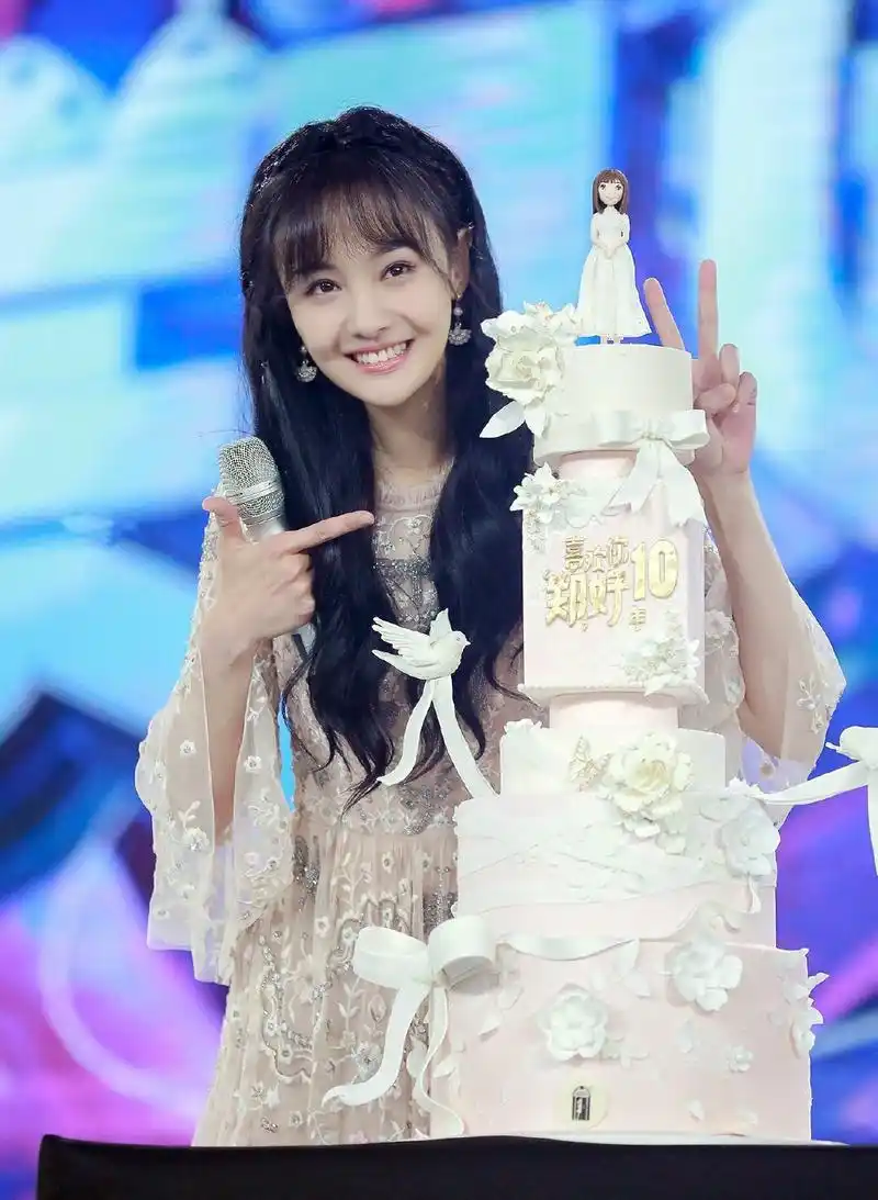 郑爽生日会罕见秀性感舞姿 爽爸盼其多生孩子