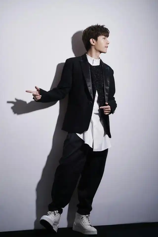 炎亚纶真是不显老穿黑西装有男人味颜值不输小鲜肉