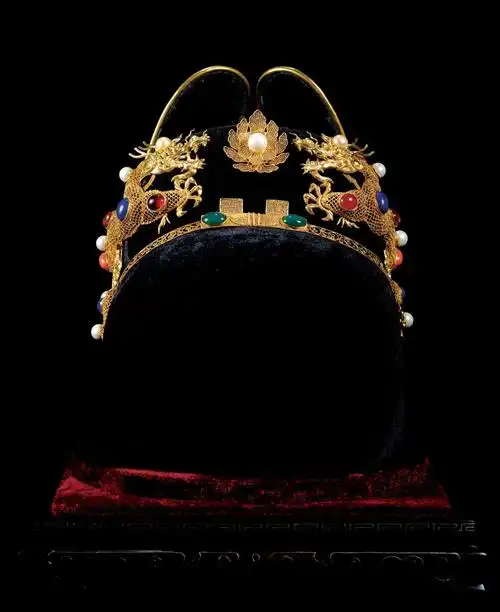 乌纱帽原是民间常见的一种便帽,官员头戴乌纱帽起源于东晋,但作为正式