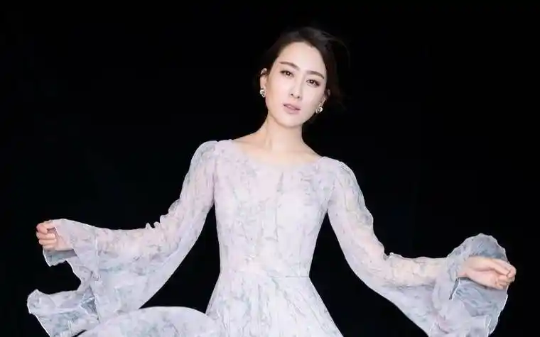 2019年,当李小璐与pgone的亲密视频曝光后,马苏立马发文"脸真疼,我