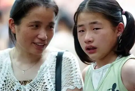 25日,南京,小升初电脑派位现场,一名女生没派到合适的初中, 哭了起来