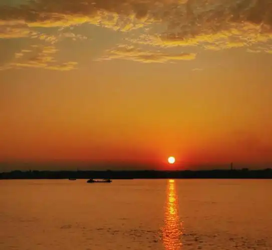 人言落日是天涯望极天涯不见家乡愁从落日开始