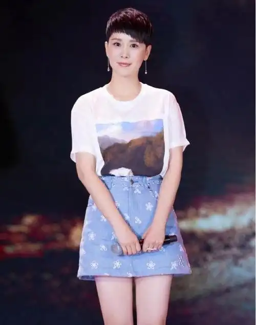 "新花样"的牛仔短裤搭配短袖,海清再次展示少女风采!|牛仔裤_网易订阅