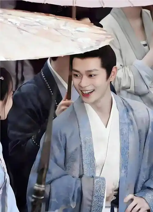 曹骏罕见晒"美男出浴"照,腹肌胸肌清晰可见,笑死在网友评论区