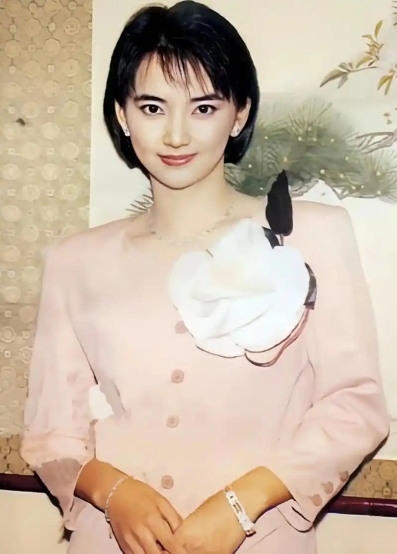 "最美霸王花"胡慧中,端庄优雅,气质独特,御姐范十足