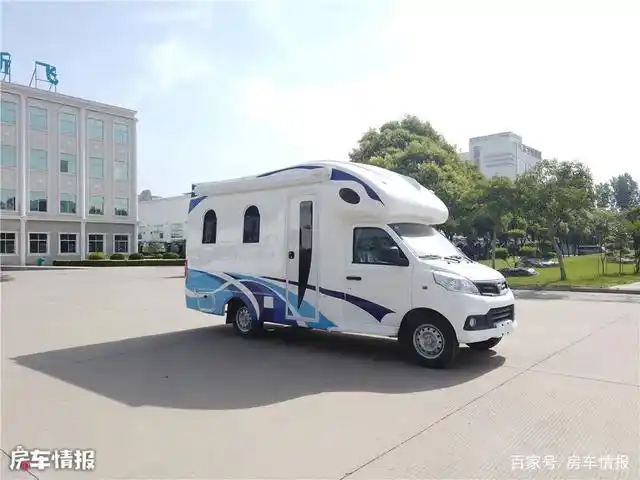 不到15万的c型房车推出全新布局,4座加2张2两米床,做饭洗澡都行