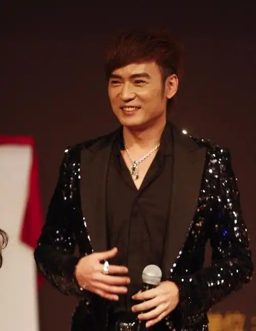 焦恩俊好像胖了但是眉眼依旧帅气迷人藏蓝色西装难藏魅力