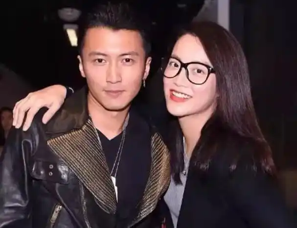 在霍汶希准备当一名经纪人的时候,她认识了人生中第一个重要的男人.