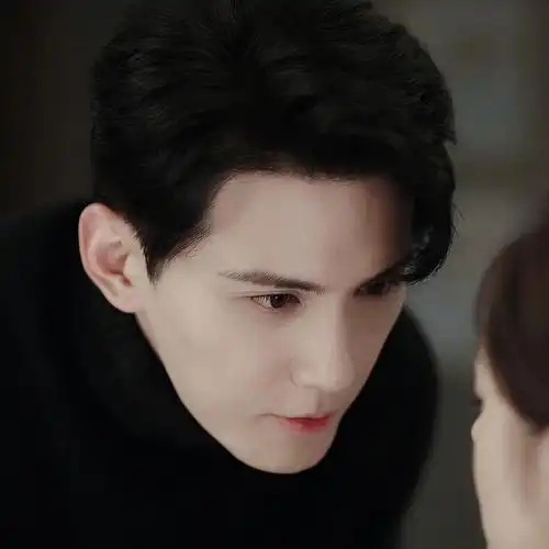 盯着他的眼睛看,完全不想挪开,真的好想和他对视#徐正溪