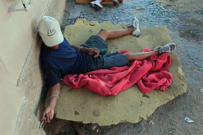 到墨西哥旅游发现一群吸毒的人吸毒一时爽可惜命不长