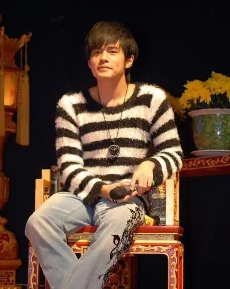 《八度空间》是周杰伦的第三张音乐专辑,由周杰伦担任制作人,于2002年