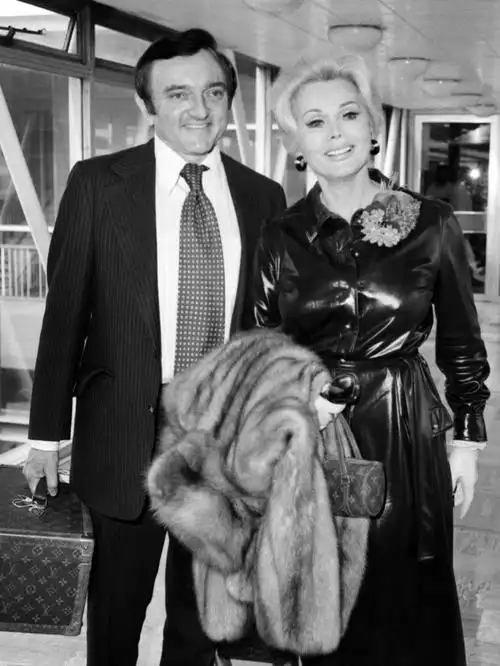 莎莎·嘉宝的第六任丈夫是一位芭比娃娃设计师jack ryan,同样很快离婚