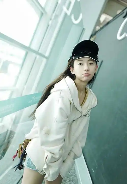 她是白宇女友还演过爱情公寓3穿卫衣配超短裤长腿真吸睛