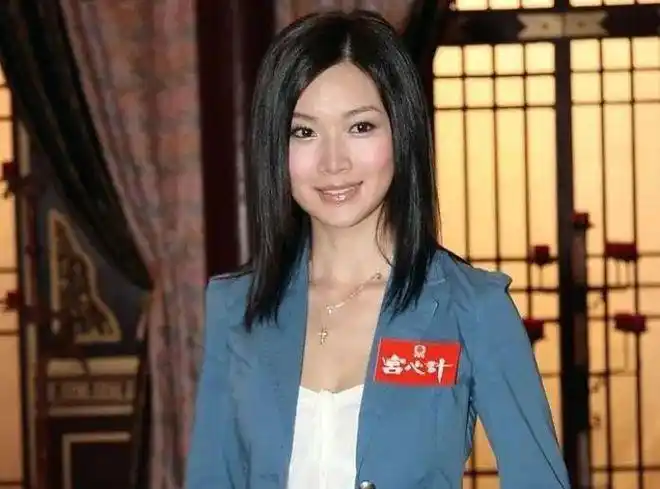 隐瞒了十六年黄有龙前妻被曝光难怪赵薇不愿提起她是谁