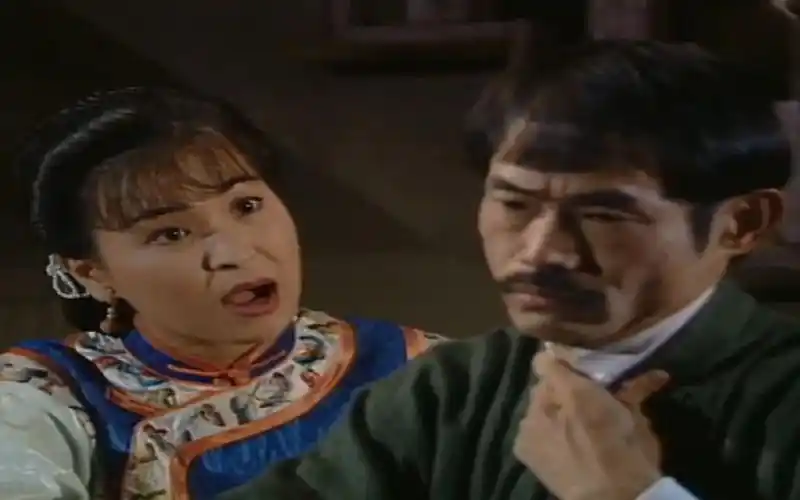 僵尸福星16集:庄天被僵尸咬后,牙齿指甲变长吓坏小玉