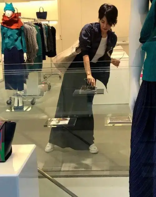 55岁王菲街头被偶遇,穿大妈风羽绒服,看似又土又俗,却意外美得高级