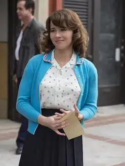 德洛丽丝(琳达·卡德里尼饰演)