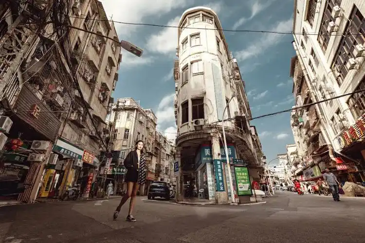 酷酷小姐姐的街头复古港风大片