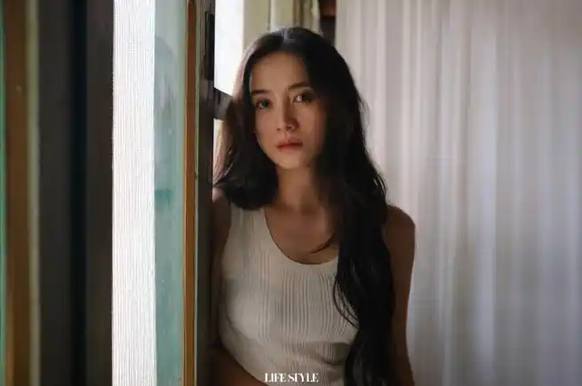 不同于宋佳近期几部电视剧里深沉又疲惫的中年形象,这部"片子"里的