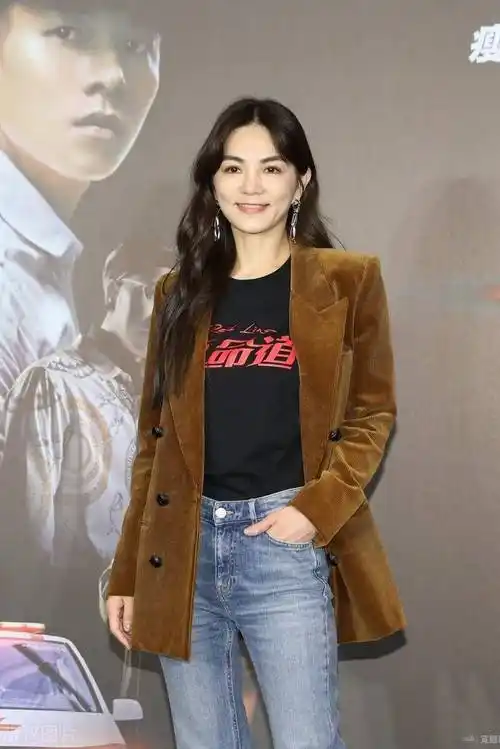 在这次街拍中,ella陈嘉桦穿着一套棕色西装搭配黑色