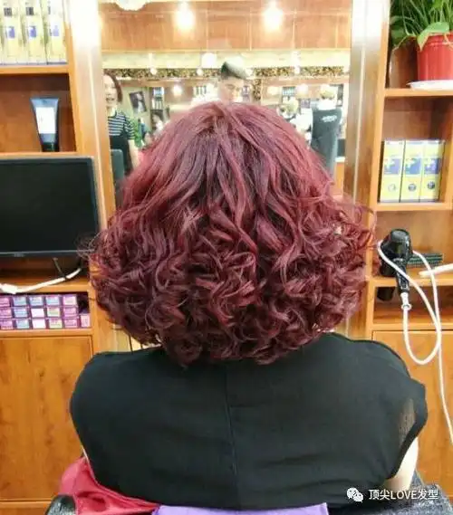 中年妈妈流行减龄烫发(30款)