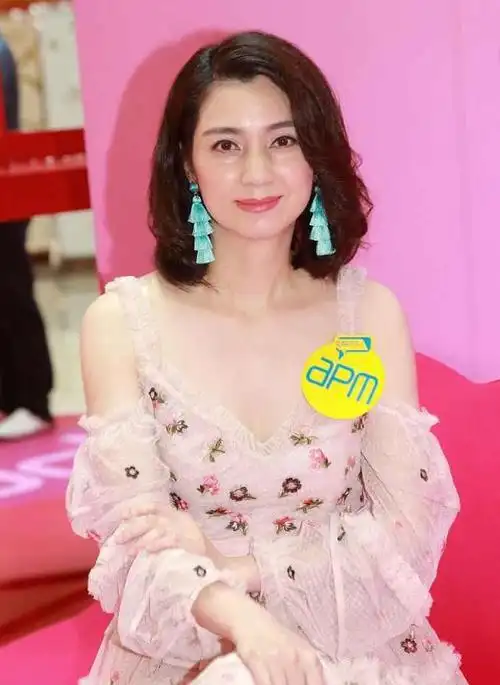 48岁洪欣身材好到爆滞留香港工作无暇给小丈夫张丹峰过生日